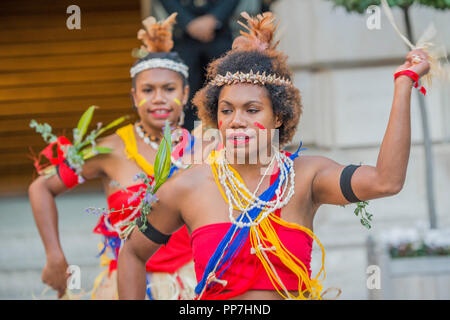 Die zweite Truppe der ozeanischen Tänzer hinzufügen Willkommen - eine feierliche Prozession und Segen Zeremonie für bevorstehende Ozeanien Ausstellung der Royal Academy. Die Prozession startete vom Green Park und Piccadilly nach unten verschoben, um die RA Innenhof, wo sie formell von den Mitgliedern der Ngāti Rānana, die Londoner Māori-Club begrüßt wurden. Länder und Gebiete an der Zeremonie waren Neuseeland, Fidschi, das Königreich Tonga, Papua-Neuguinea und Tahiti. Credit: Guy Bell/Alamy leben Nachrichten Stockfoto