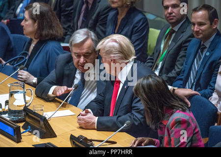 New York, USA, 24. September 2018. US-Präsident Donald Trump hört, der Generalsekretär der Vereinten Nationen, Antonio Guterres nach der Adressierung eine hochrangige Veranstaltung über die Bekämpfung von Drogen durch die Delegation der USA am Hauptsitz in New York einberufen. Trumpf präsentiert seine Weltweiten Aufruf zur Aktion zum Drogenproblem. Foto von Enrique Shore Credit: Enrique Ufer/Alamy leben Nachrichten Stockfoto