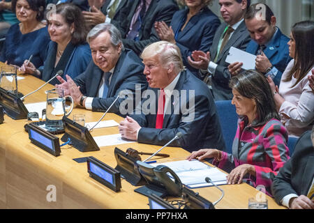 New York, USA, 24. September 2018. US-Präsident Donald Trump ist vom Generalsekretär der Vereinten Nationen, Antonio Guterres und US-Botschafter Nikki Haley nach der Adressierung eine hochrangige Veranstaltung über die Bekämpfung von Drogen durch die Delegation der USA am Hauptsitz in New York einberufen flankiert. Trumpf präsentiert seine Weltweiten Aufruf zur Aktion zum Drogenproblem. Foto von Enrique Shore Credit: Enrique Ufer/Alamy leben Nachrichten Stockfoto