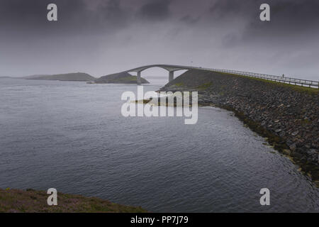 August 10, 2018 - Atlantik Straße, Norwegen - Storseisundet Brücke an einem bewölkten, regnerischen Tag (Credit Bild: © Andrey Nekrasov/ZUMA Draht) Stockfoto