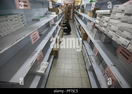 In Gaza. 24 Sep, 2018. Eine palästinensische Arbeiter ist innerhalb des Ministeriums für Gesundheit in Gaza Central Drug Store gesehen, in Gaza, am 19.09.24., 2018. Der Gaza Gesundheit Ministerium am Montag davor gewarnt, dass die gravierende Mangel an Arzneimittel, die das Leben von Tausenden von Patienten, die in den Gazastreifen, besonders jene, die an chronischen Krankheiten leiden, ist zu riskieren. Credit: Wissam Nassar/Xinhua/Alamy leben Nachrichten Stockfoto