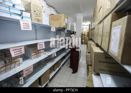 In Gaza. 24 Sep, 2018. Eine palästinensische Arbeiter ist innerhalb des Ministeriums für Gesundheit in Gaza Central Drug Store gesehen, in Gaza, am 19.09.24., 2018. Der Gaza Gesundheit Ministerium am Montag davor gewarnt, dass die gravierende Mangel an Arzneimittel, die das Leben von Tausenden von Patienten, die in den Gazastreifen, besonders jene, die an chronischen Krankheiten leiden, ist zu riskieren. Credit: Wissam Nassar/Xinhua/Alamy leben Nachrichten Stockfoto