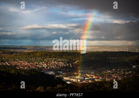 Eisenach, Thüringen. 24 Sep, 2018. Ein Regenbogen steht über der Innenstadt von Eisenach. Credit: Swen Pförtner/dpa/Alamy leben Nachrichten Stockfoto