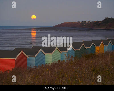 Münster am Meer, Kent, Großbritannien. 24 Sep, 2018. UK Wetter: Der Vollmond steigt über die Klippen und bunten Badekabinen von Münster am Meer, Kent. Credit: James Bell/Alamy leben Nachrichten Stockfoto