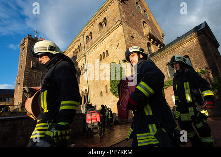 Eisenach, Thüringen. 24 Sep, 2018. Feuerwehrmänner Spaziergang entlang der Wartburg mit Schläuchen. Eisenach Feuerwehren üben die Katastrophe und die neu entwickelte Gefahr Konzept auf der Wartburg in der Praxis. Die Wartburg, die zum UNESCO-Weltkulturerbe und mit seiner einzigartigen Kulturgüter und historische Gebäude, ist besonders schützenswert. Credit: Swen Pförtner/dpa/Alamy leben Nachrichten Stockfoto