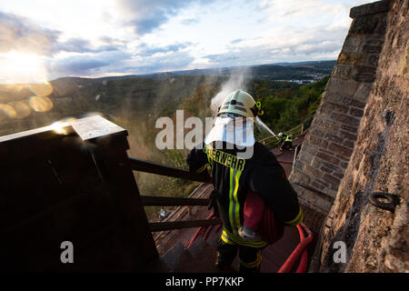 Eisenach, Thüringen. 24 Sep, 2018. Ein Feuerwehrmann geht die Treppe hinunter auf der Wartburg. Eisenach Feuerwehren üben die Katastrophe und die neu entwickelte Gefahr Konzept auf der Wartburg in der Praxis. Die Wartburg, die zum UNESCO-Weltkulturerbe und mit seiner einzigartigen Kulturgüter und historische Gebäude, ist besonders schützenswert. Credit: Swen Pförtner/dpa/Alamy leben Nachrichten Stockfoto