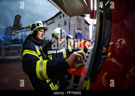 Eisenach, Thüringen. 24 Sep, 2018. Feuerwehrmänner schraube Schläuche auf der Wartburg. Eisenach Feuerwehren üben die Katastrophe und die neu entwickelte Gefahr Konzept auf der Wartburg in der Praxis. Die Wartburg, die zum UNESCO-Weltkulturerbe und mit seiner einzigartigen Kulturgüter und historische Gebäude, ist besonders schützenswert. Credit: Swen Pförtner/dpa/Alamy leben Nachrichten Stockfoto