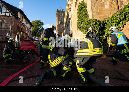 Eisenach, Thüringen. 24 Sep, 2018. Feuerwehrmänner schraube Schläuche auf der Wartburg. Eisenach Feuerwehren üben die Katastrophe und die neu entwickelte Gefahr Konzept auf der Wartburg in der Praxis. Die Wartburg, die zum UNESCO-Weltkulturerbe und mit seiner einzigartigen Kulturgüter und historische Gebäude, ist besonders schützenswert. Credit: Swen Pförtner/dpa/Alamy leben Nachrichten Stockfoto