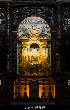 Retablo barroco del Presbiterio, camarín de la Mare de Déu de Bonany, una Talla de Madera que la tradición atribuye a la época mittelalterlich, sentada en una Silla con el Niño Jesús sobre las rodillas. Ermita de Bonany, siglo XVII Petra. Mallorca Islas Baleares. España. Stockfoto