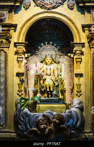 Retablo barroco del Presbiterio, camarín de la Mare de Déu de Bonany, una Talla de Madera que la tradición atribuye a la época mittelalterlich, sentada en una Silla con el Niño Jesús sobre las rodillas. Ermita de Bonany, siglo XVII Petra. Mallorca Islas Baleares. España. Stockfoto