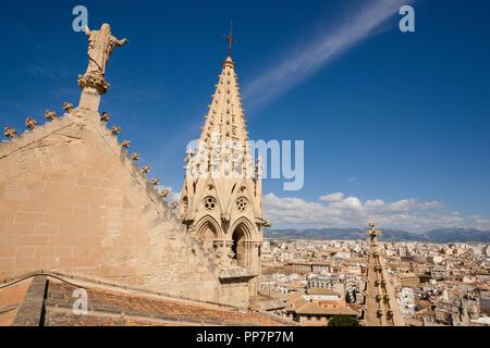 Pinaculos y imagen de la Virgen Maria sobre la fachada Principal, Catedral de Mallorca, siglo XIII, Monumento histórico - artístico, Palma, Mallorca, Balearen, Spanien, Europa. Stockfoto