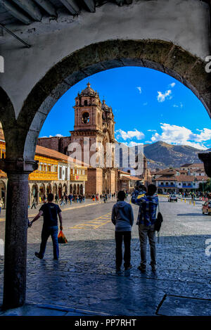 Kirche der Gesellschaft Jesu, durch einen der Bögen, die Plaza de Armas in Cusco Surround Stockfoto
