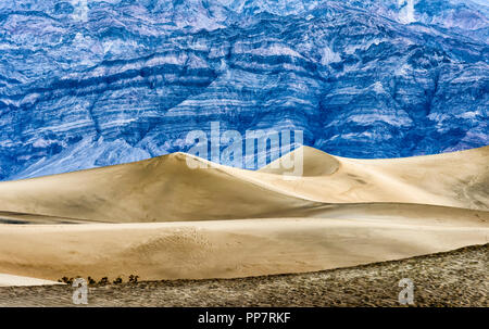 Dämmerung am Mesquite flachen Sand Dünen mit der amargosa Bergen im Hintergrund, Death Valley National Park Stockfoto