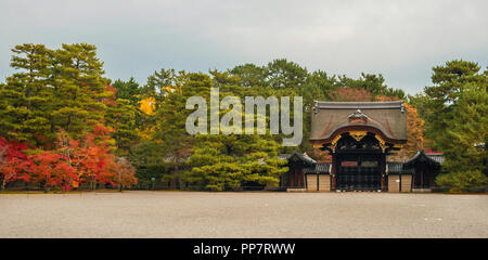 Herbst Blick auf die alte Kenshinmon Tor in Kyoto Imperial Palace Park Stockfoto