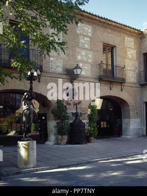 COMUNIDAD DE MADRID. TORREJON DE ARDOZ. Vista de La Fachada de la CASA GRANDE, finca Agrícola fundada por los Austrias en el siglo XVI y regentada por los jesuitas, hasta su expulsión. Fue Palacio del de Conde-Duque Olivares. Modernamente es un Complejo turístico con Restaurante, Lagar y un Museo de Iconos. España. Stockfoto