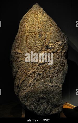 Unna Rune Stein. Christian Kreuz und Schlange mit Rune schreiben. Torsatra, Uppland. Historisches Museum. Stockholm. Schweden. Stockfoto