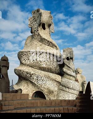 Spanien, Barcelona. Casa Mila oder La Pedrera. Modernistischen Gebäude von Antonio Gaudi zwischen 1906 und 1912 entworfen. Dachterrasse. Schornstein. Keramische Technik namens Trencadis (Fragmente von Keramik). Katalanischen Modernismus. Stockfoto