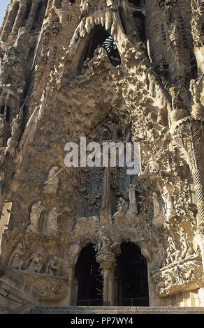 Barcelona, Katalonien, Spanien. Basilika Sagrada Familia, von Antonio Gaudi (1852-1926). Detail des Portals der Nächstenliebe. Die Krippe. Stockfoto