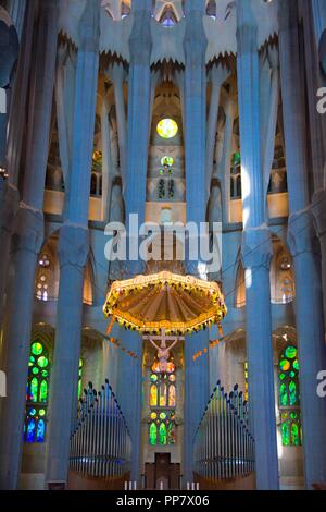 Barcelona, Katalonien, Spanien. Basilika Sagrada Familia von Antoni Gaudi (1852-1926). Interieur. Altar. Formen und Geometrien von der Natur inspiriert. Modernistischen Stil. Stockfoto