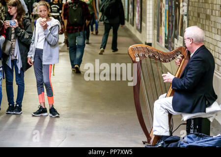 London England, Großbritannien, Kensington, South Kensington U-Bahn U-Bahn U-Bahn U-Bahn-U-Bahn-U-Bahn, innen, Musiker, Spieltipps, Straßenmusiker, Männer, Sen Stockfoto