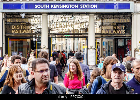 London England, Großbritannien, Kensington, South Kensington U-Bahn U-Bahn U-Bahn U-Bahn-U-Bahn-Station, Eingang, Menschenmenge, Mann, Männer, Frau, Frauen, Pendler, Großbritannien G Stockfoto