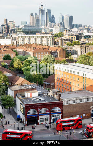 London England, Großbritannien, South Bank, Lambeth North Underground Station Train U-Bahn U-Bahn-U-Bahn-Station, Skyline der Stadt, Blick von oben, Doppeldeckerbusse, Großbritannien GB Englisch EUR Stockfoto