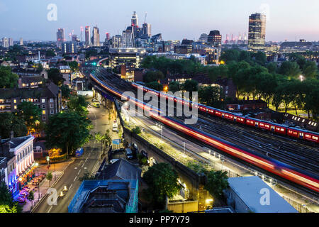 London England, Großbritannien, South Bank, Lambeth North Station, Skyline der Stadt, Abenddämmerung, Gebäude, Dächer, Blick von oben, South Western Railway, in der Nähe von Waterloo Statio Stockfoto