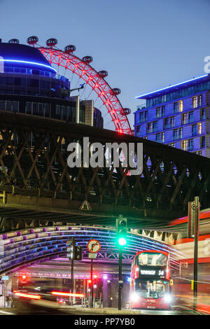 London England, Großbritannien, South Bank, Lambeth, Westminster Bridge Road, London Eye, Abenddämmerung, Skyline der Stadt, leichte Streifen, Bewegung, roter Doppeldeckerbus, grüne Spreu Stockfoto