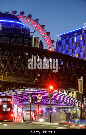 London England, Großbritannien, South Bank, Lambeth, Westminster Bridge Road, London Eye, Abenddämmerung, Skyline der Stadt, leichte Streifen, Bewegung, rote Doppeldeckerbusse, rote Traff Stockfoto