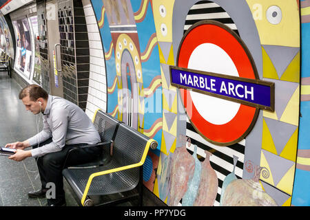 London England, Großbritannien, Marylebone, U-Bahnstation Marble Arch, U-Bahn, U-Bahn, U-Bahn, Nahverkehr, innen, rund, Logo, Kunstwerke, Männer, Männer, com Stockfoto