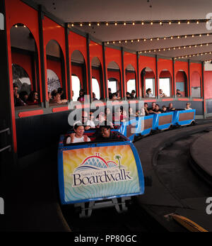 Big Dipper Achterbahnfahrt auf der Santa Cruz Beach Boardwalk, Kalifornien, USA. Stockfoto