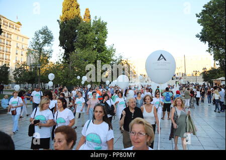 Athen, Griechenland. 23 Sep, 2018. Eine Erinnerung zu Fuß zum Ende Alzheimer wurde in Athen als Teil der Welt Alzheimers Monat organisiert. Credit: George Panagakis/Pacific Press/Alamy leben Nachrichten Stockfoto