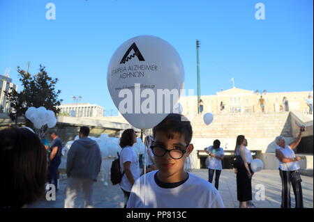 Athen, Griechenland. 23 Sep, 2018. Eine Erinnerung zu Fuß zum Ende Alzheimer wurde in Athen als Teil der Welt Alzheimers Monat organisiert. Credit: George Panagakis/Pacific Press/Alamy leben Nachrichten Stockfoto