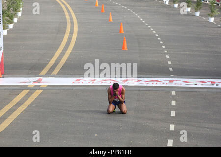 Buenos Aires, Argentinien. 23 Sep, 2018. Die kenianischen Saina Emmanuel Kipkemboi gewann heute der 34 Marathon in Buenos Aires mit 2 Stunden 5 Minuten und 21 Sekunden. Auf den zweiten Platz kam, seinen Landsmann Barnabas Kiptum, die in 2,09 beendet'.43. "Der dritte Platz war für die peruanischen Cristhian Pacheco 2.11'18", die zu den Südamerikanischen Meister. Bei den Frauen gewann die Kenianerin Vivian Jerono Kiplagat 2,30' 0,33', an zweiter Stelle kamen die auch Kenianische Lea Jerotich 2.32'58" und Dritten äthiopischen Amelework Fikadu Bosho 2,34'.56. '9000 Läufer teilgenommen. Credit: Gustavo Pantano/Pacific Press/Alamy leben Nachrichten Stockfoto