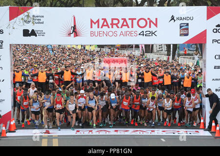 Buenos Aires, Argentinien. 23 Sep, 2018. Die kenianischen Saina Emmanuel Kipkemboi gewann heute der 34 Marathon in Buenos Aires mit 2 Stunden 5 Minuten und 21 Sekunden. Auf den zweiten Platz kam, seinen Landsmann Barnabas Kiptum, die in 2,09 beendet'.43. "Der dritte Platz war für die peruanischen Cristhian Pacheco 2.11'18", die zu den Südamerikanischen Meister. Bei den Frauen gewann die Kenianerin Vivian Jerono Kiplagat 2,30' 0,33', an zweiter Stelle kamen die auch Kenianische Lea Jerotich 2.32'58" und Dritten äthiopischen Amelework Fikadu Bosho 2,34'.56. '9000 Läufer teilgenommen. Credit: Gustavo Pantano/Pacific Press/Alamy leben Nachrichten Stockfoto