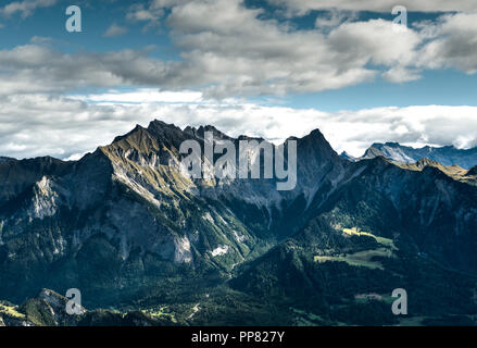 Berglandschaft in den Schweizer Alpen oberhalb Maienfeld mit viele Gipfel und Wälder und Täler im frühen Herbst Stockfoto