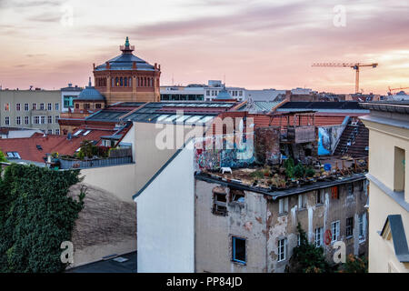 Berlin-Mitte. Rooftop View. Achteckiger Turm & Kuppeln der restaurierten Postamt Post Gebäude und Garten auf dem Dach der baufälligen Gebäude bei Sonnenuntergang Stockfoto