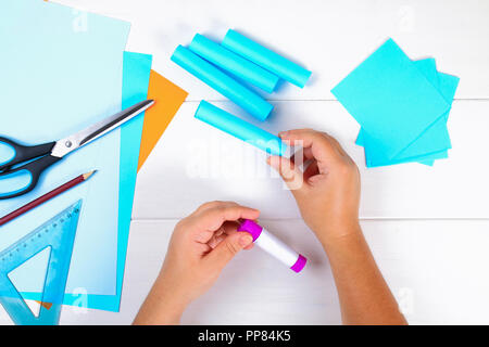 DIY. Ein Papier menorah mit seinen eigenen Händen aus Papier. Menorah für die jüdische Feiertag Hanukkah. Handgefertigt für das Kind Stockfoto