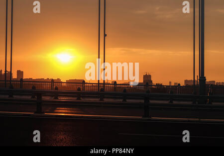 Wuhan, China, Aug 6, 2018 Wuhan Riverside shoal Yangtze River Bridge, Suspension Bridge closeup, hier ist der Park "GU TIAN QIAO" Es ist der Name des Stockfoto