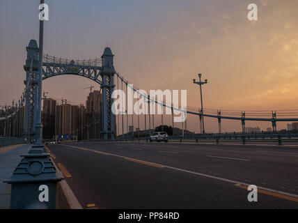 Wuhan, China, Aug 6, 2018 Wuhan Riverside shoal Yangtze River Bridge, Suspension Bridge closeup, hier ist der Park "GU TIAN QIAO" Es ist der Name des Stockfoto