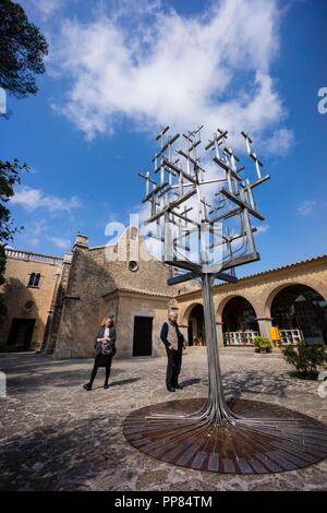 Creu de les Creus, Una escultura realizada por el artista Jaume Falconer y el herrero Toni Sastre, jugando con la Idee del árbol de la Ciencia de Ramon Llull, Santuario de Cura, en La Cima de la Montaña de Randa, Algaida, Mallorca, Balearen, Spanien, Europa. Stockfoto