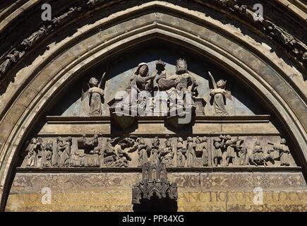 Spanien. Castellon. Morella. Die Archpriestal Kirche der Hl. Maria (1265-1330). Gothic. Portal der Apostel. Krönung der Jungfrau. Stockfoto