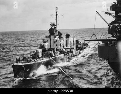 USS Buchanan (DD-484) die Betankung von USS Wasp (CV-7) auf dem Weg zu den Guadalcanal-Tulagi Invasion, 3 August 1942. Buchanan ist in der Tarnung Maßnahme 12 Malte (Geändert). Stockfoto