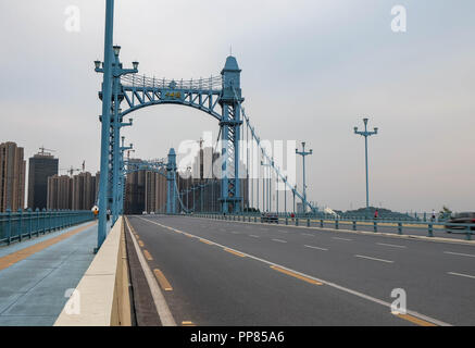 Wuhan, China, Aug 6, 2018 Wuhan Riverside shoal Yangtze River Bridge, Suspension Bridge closeup, hier ist der Park "GU TIAN QIAO" Es ist der Name des Stockfoto