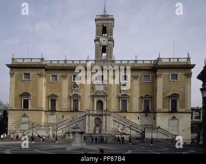 FACHADA DEL PALACIO, DISEÑADO POR MIGUEL ANGEL 1541/1544, TERMINADA POR GIACOMO DELLA PORTA Y GIROLAMO RINALDI EN 1605. Autor: Michelangelo. Lage: PALACIO DEL SENADO. ITALIA. Stockfoto