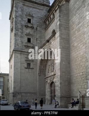 FACHADA PRINCIPAL Y TORRE DE LA IGLESIA DE SAN BENITO ABAD. Lage: Iglesia de San Benito. Yepes. Toledo. Spanien. Stockfoto