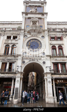 St Mark's Clock ist in der Uhrturm auf dem Piazza San Marco in Venedig, Italien, Gebäude, angrenzend an die Procuratie Vecchie. Die erste Uhr im untergebracht Stockfoto