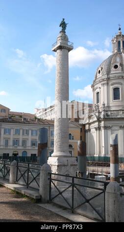 COLUMNA DE TRAJANO, AL FONDO CUPULA DE LA IGLESIA DEL SANTISIMO NOMBRE DE MARIA DE ESTILO BARROCO. Lage: FOROS IMPERIALES. ITALIA. Stockfoto