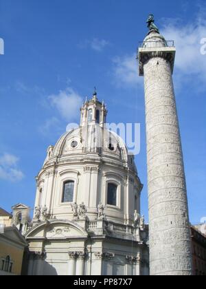 COLUMNA DE TRAJANO, AL FONDO CUPULA DE LA IGLESIA DEL SANTISIMO NOMBRE DE MARIA DE ESTILO BARROCO. Lage: FOROS IMPERIALES. ITALIA. Stockfoto