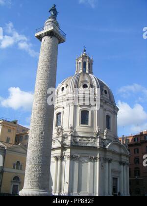 COLUMNA DE TRAJANO, AL FONDO CUPULA DE LA IGLESIA DEL SANTISIMO NOMBRE DE MARIA DE ESTILO BARROCO. Lage: FOROS IMPERIALES. ITALIA. Stockfoto